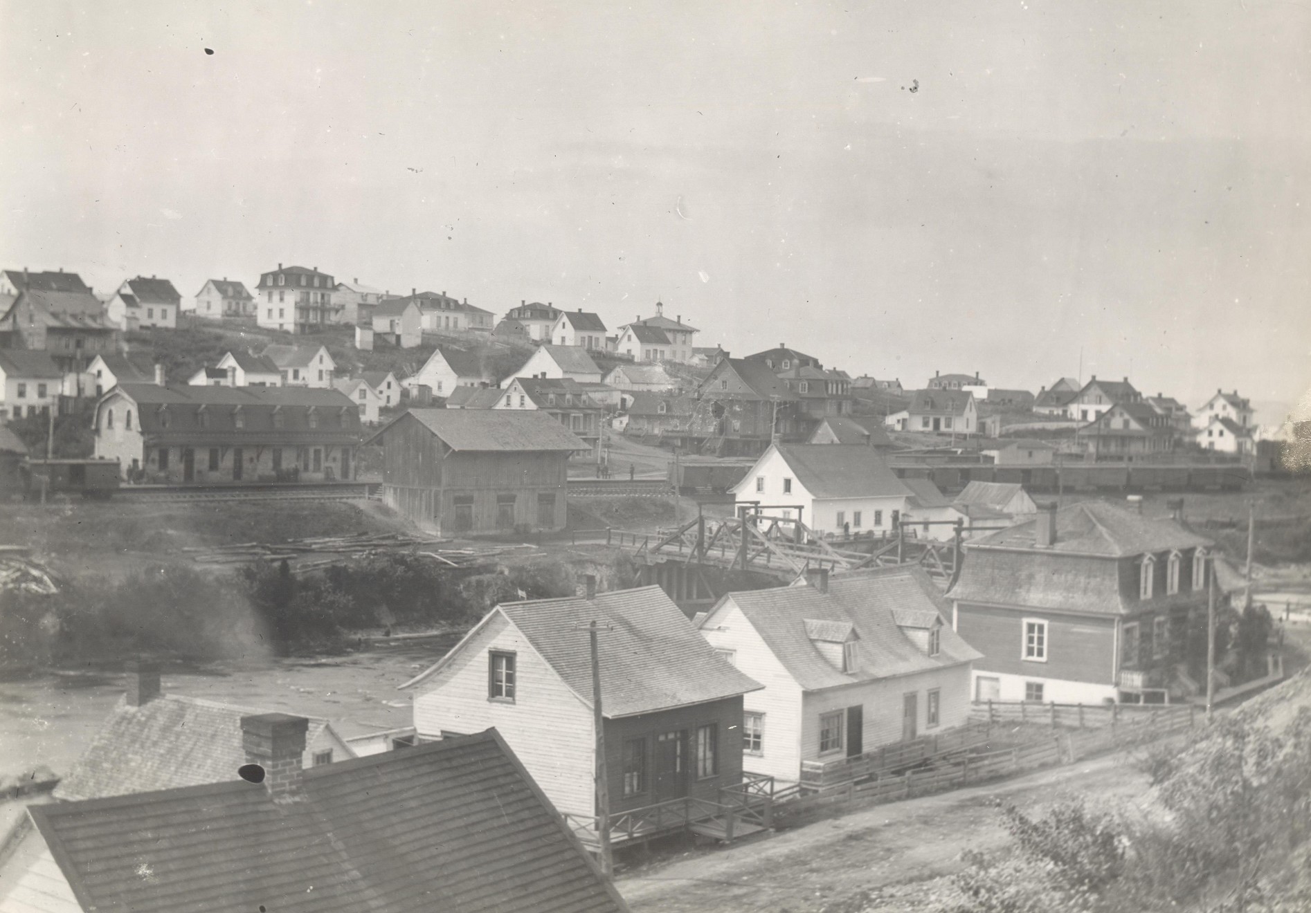 Secteur de la gare de l’Intercolonial en 1883 vue de la paroisse Saint-Ludger aujourd’hui. Archives de la société d’histoire et de généalogie de Rivière-du-Loup.