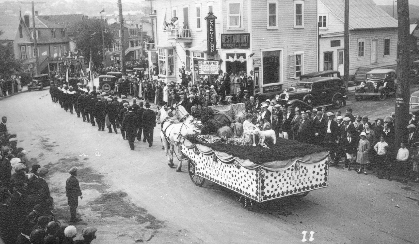 Parade de la Saint-Jean-Baptiste vers 1930. Archives de la Ville de Rivière-du-Loup